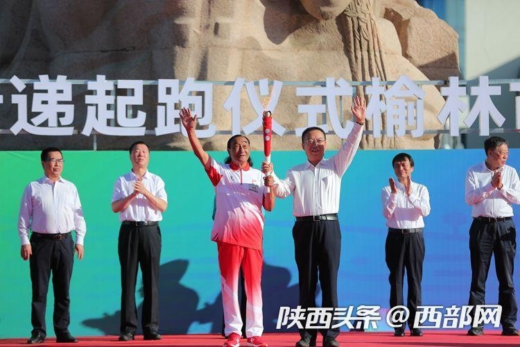 塞上古城开跑！ 十四运会和残特奥会火炬在榆林传递