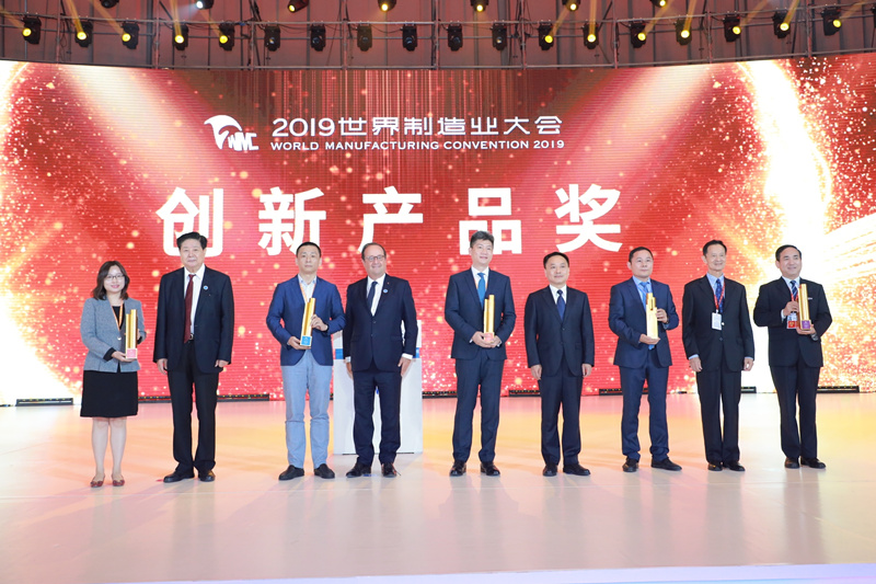 陕鼓集团党委书记、董事长李宏安（右一）代表企业领取了创新产品金奖_副本.jpg
